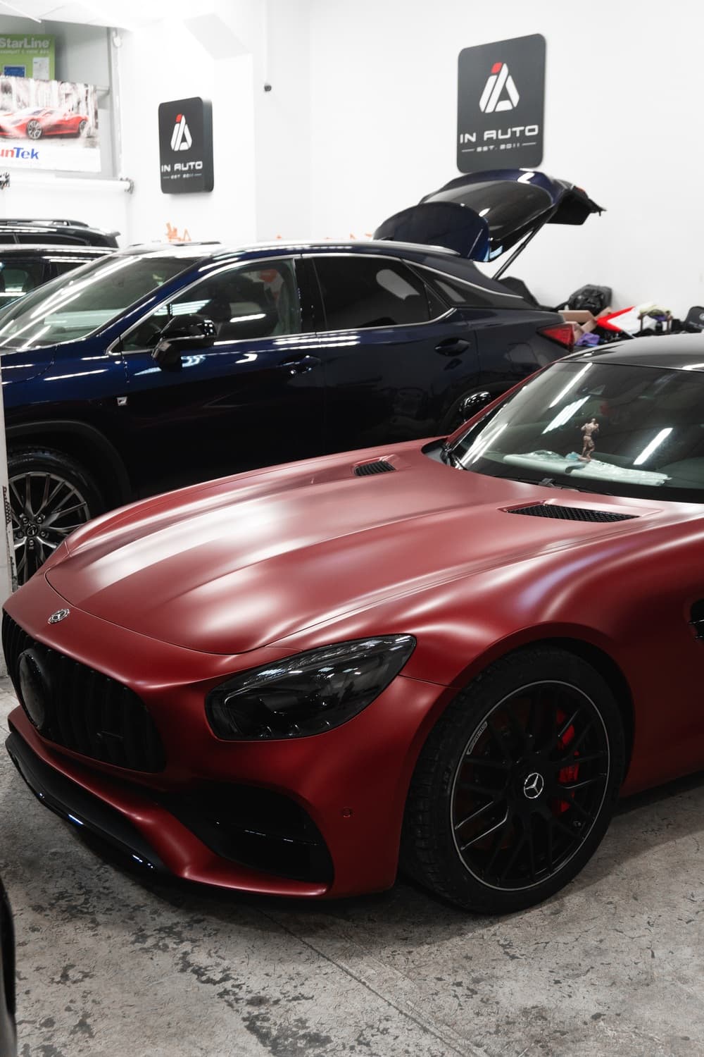 Матовый Mercedes-AMG в боксе Ин Авто